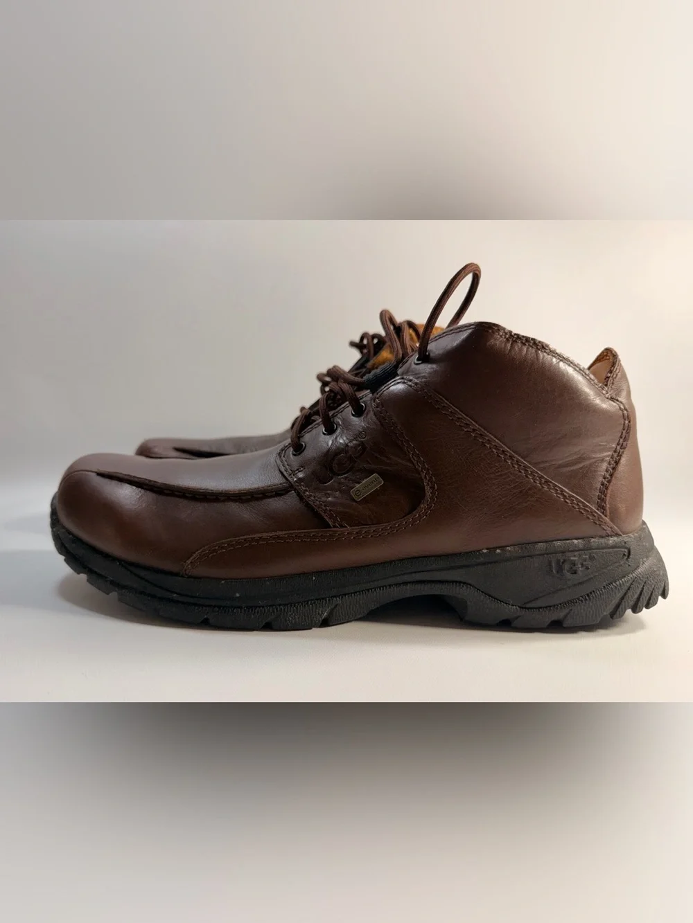 UGG Men's Brown Leather Chukka Boot with Black Sole - 162